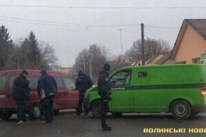 У Луцьку на перехресті аварія: рух на вулиці дещо ускладнений (Фото) 