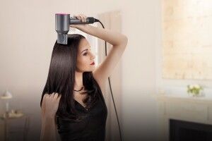 5 помилок при сушінні волосся, які призводять до ламкості та тьмяності