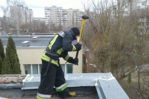 Рівненські рятувальники повернули на місце бляху, яку вітер зірвав з дитячого будинку на вулиці Волинської Дивізії (фото)