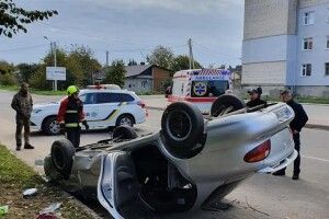 На Рівненщині внаслідок ДТП перекинувся автомобіль