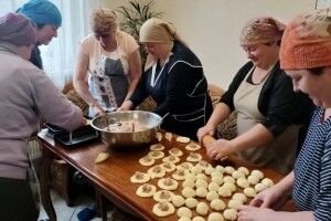 Волинські господині щодня печуть тисячу пирогів для Захисників на фронті (Фото)