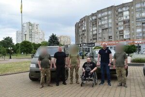З Волині на фронт для захисників відправили дві автівки 