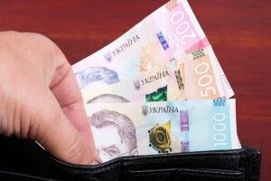 На Волині за місяць середня зарплата зменшилась майже на 4 відсотки