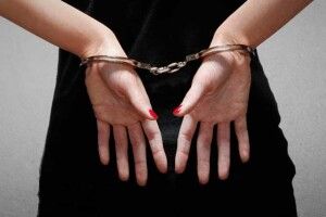 Жінка викрала евакуатор і врізалась у тролейбус