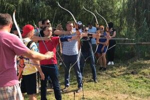 Ректор волинського вишу змагався з проректорами на силу натягування лука (Фото)
