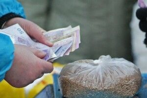 Вилучили 45 тисяч доларів! Суд заарештував двох підозрюваних у підкупі виборців