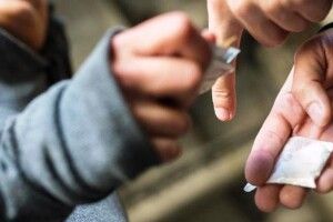 Нервував і намагався втекти: поліція затримала чоловіка з партією наркотиків