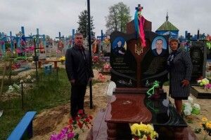 Мама волинського бійця: «Тепер буде здалеку видно, що тут спочиває Герой»