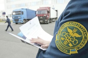 Встановили таксу за проїзд через кордон авто з товаром: ще одному волинському митнику повідомлено про підозру