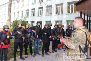 Гощанські школярі озброїлися автоматами й відбили наступ «злочинців» 