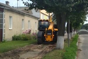 У центрі Любешова облаштовують тротуари