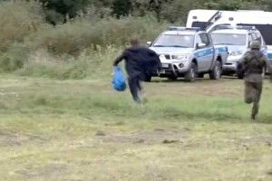 Падав і біг далі: депутат із пакетом намагався прорвати кордон (Відео)