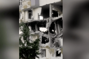 У Бучі просто на очах почав розсипатися будинок, в який влучили росіяни (Відео)