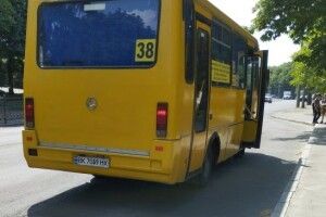 У Рівному звільнили водія маршрутки, який зневажливо поставився до матері загиблого воїна