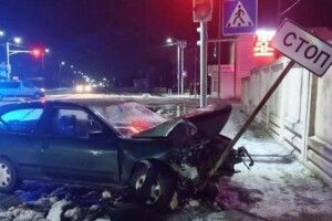 На Рівненщині п'яний водій влетів у знак «СТОП» (Фото)