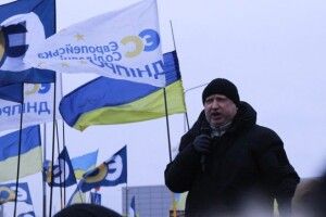 Безкінечні перерви в засіданні Печерського суду свідчать, що на Банковій радяться, як боротися з опозицією, – Турчинов