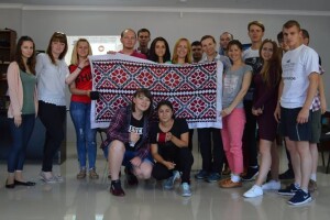 Діти зі Сходу поклали хрестики єднання на вишиванку для пам’ятника Кобзарю