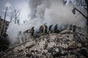 З-під завалів зруйнованого будинку у Харкові продовжують рятувати людей (Відео, фото)