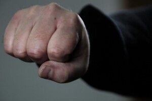 Біля магазину у Володимир-Волинському районі чоловікові проломили череп: він у лікарні