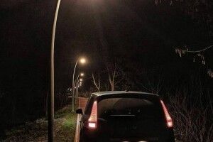 У центральному парку Луцька авто роз’їжджало алеями, де гуляють люди