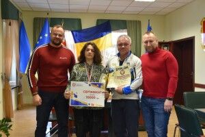 Луцький міський голова вручив юному важкоатлету сертифікат