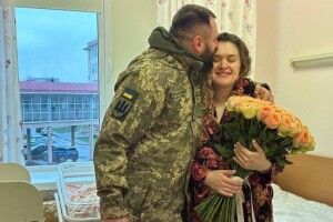 Любов переможе: на Волині військові привітали побратима з народженням донечки