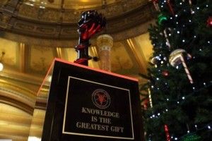 У США сатаністи підклали руку диявола під урядову ялинку