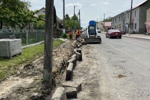 У туристичному містечку на Волині кладуть бруківку у центральній частині
