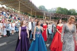 Школярка  відгуляє випускний у сукні зі 100-метровим шлейфом