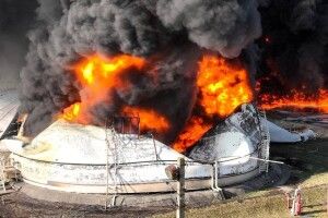 Усе в вогні і диму: показали наслідки підриву нафтобази на Рівненщині (Фото)