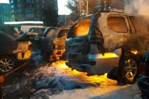 Через підпал трави зайнялася автостоянка