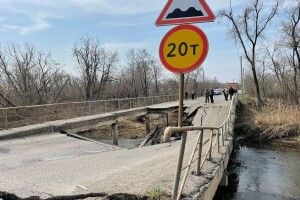 У центрі російського міста обвалився міст (фото, відео) 