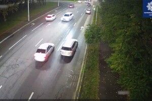 У Києві п’янезна жінка з дитиною вчинила ДТП й давала драла від поліції без покришки на передньому колесі (Відео)
