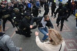 Білоруські правоохоронці почали зачистку: стріляють в мітингувальників 