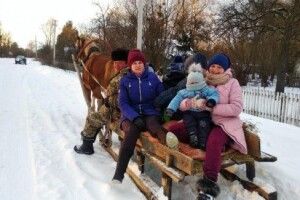 На Ратнівщині священник організував катання для селян на санях