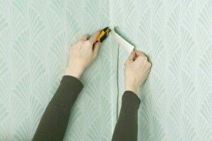 Волинянка так клеїла шпалери, що опинилася на операційному столі