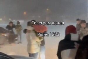 У Рівному хлопець романтично освідчився коханій під час снігопаду (Відео)