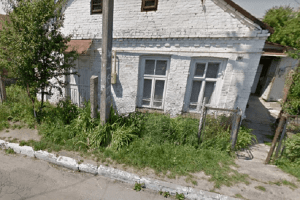 Спіймали лучанина, який залив брудною водою всю вулицю (Відео)