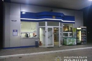 Поблизу Рівного 20-річний чоловік у балаклаві пограбував АЗС
