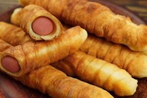 Чоловік купив сосиску в тісті й виявив там «сюрприз» (Фото)