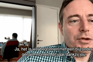 Мер Антверпена вийшов у прямий ефір без штанів (Відео)