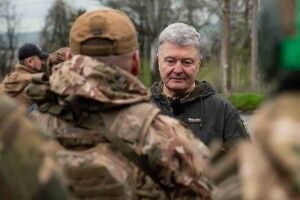Дотисли через три місяці боротьби: Порошенко про доплати військовим та збільшення відпусток