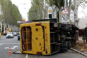 У самісінькому центрі окупованої Макіївки пасажирський автобус... наїхав на пенька і перекинувся