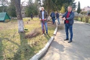Ківерцівські чиновники взяли в руки лопати