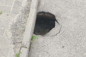 Лучанин сфотографував на зупинці провалля (ФОТО)