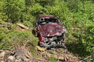 На Прикарпатті автівка з людьми злетіла з дороги у прірву