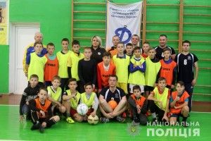У Рівному хлопчаки «взули» у футбол поліцейських (фото)