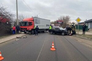 У Рівному не роз’їхалися вантажівка і легковик (Фото)