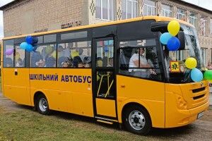 До школи швидко і з комфортом: громада на Волині отримала новий шкільний автобус