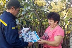 У Журавниках селян вчили оборонятися від червоного півня (фото)